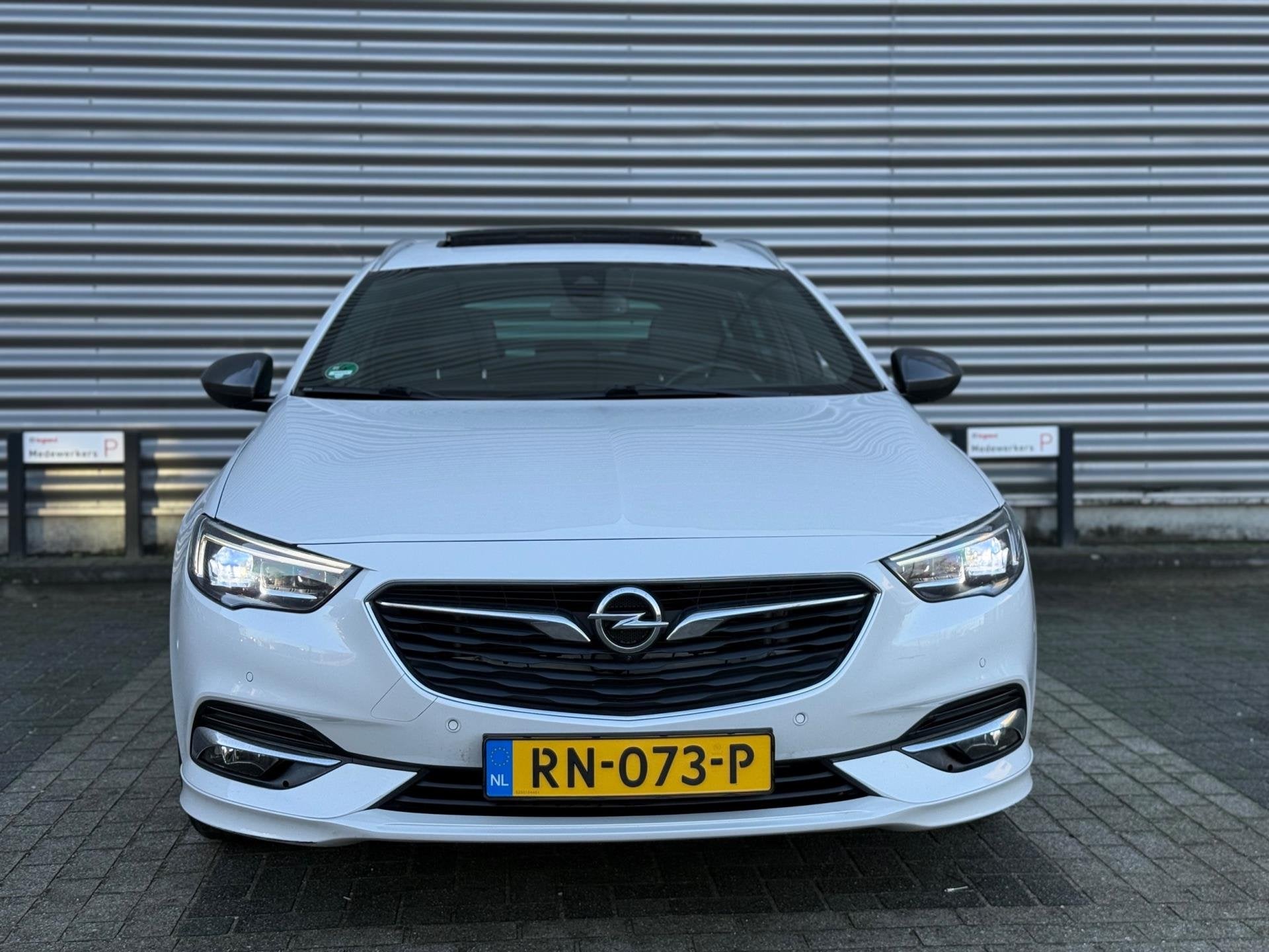 Opel Insignia Sports Tourer 1.6 CDTI OPC LINE PANO|CAM|STUUR, Voorwielaandrijving, 136 pk, Gebruikt, Wit
