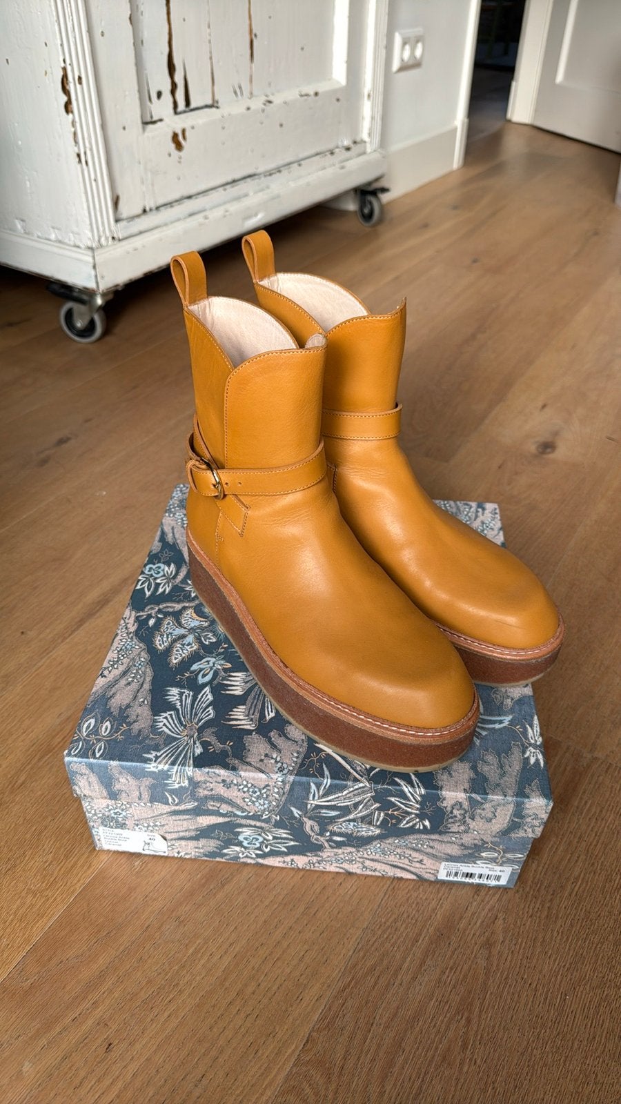 Ulla Johnson Lennox Ankle Buckle Boot Caramel Maat 40, Ophalen of Verzenden, Zo goed als nieuw, Bruin, Lage of Enkellaarzen