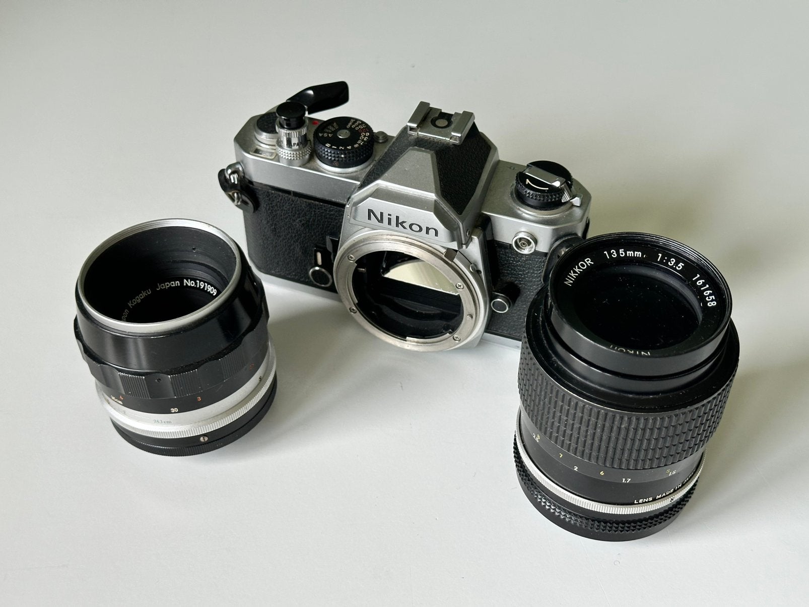 Nikon FM Nikkor micro 55mm 3.5 and 135mm 3.5, Ophalen of Verzenden, Gebruikt, Spiegelreflex, Nikon