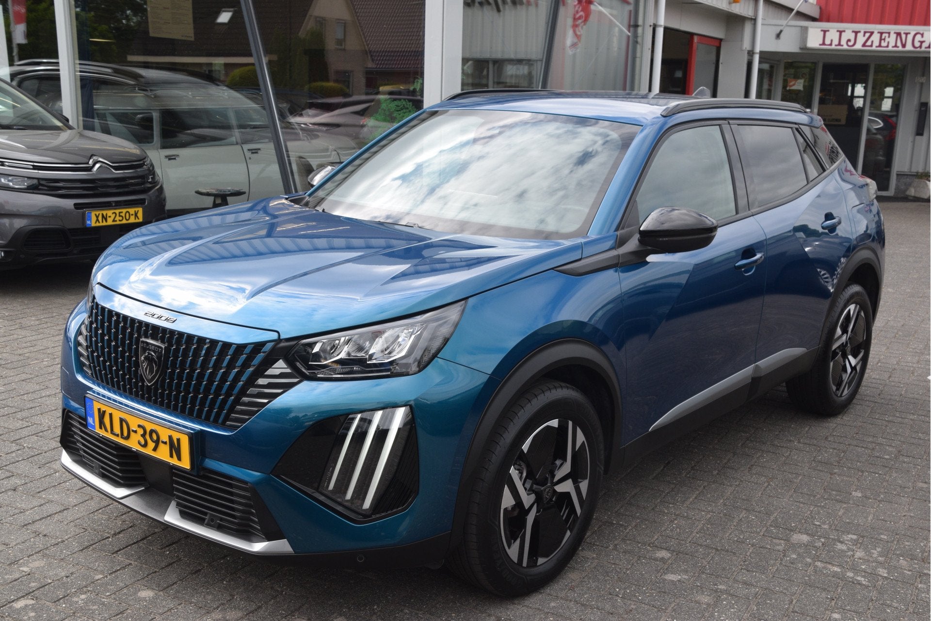 Peugeot 2008 1.2 PureTech 100 Allure Carplay | LED | Clima |, Auto's, Gebruikt, Euro 6, 1199 cc, Blauw