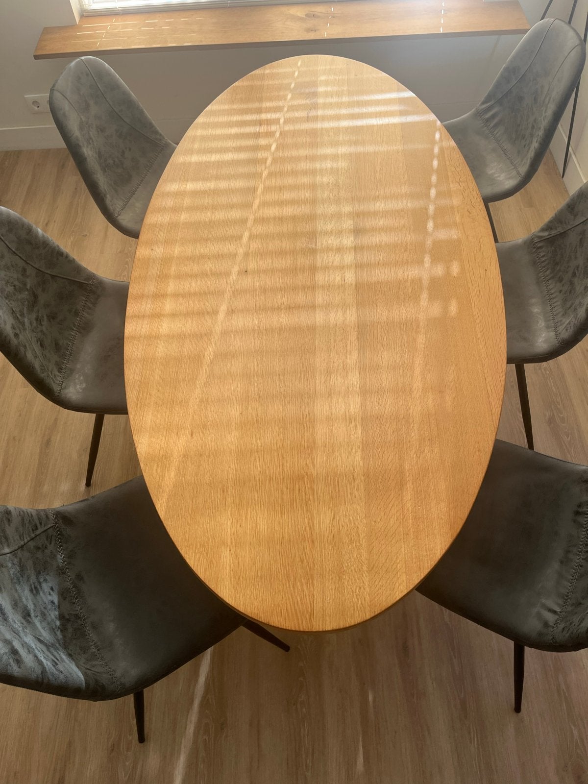Ovale eiken eettafel met 6 donkergrijze stoelen, Huis en Inrichting, Ophalen, Gebruikt, Eikenhout, 50 tot 100 cm