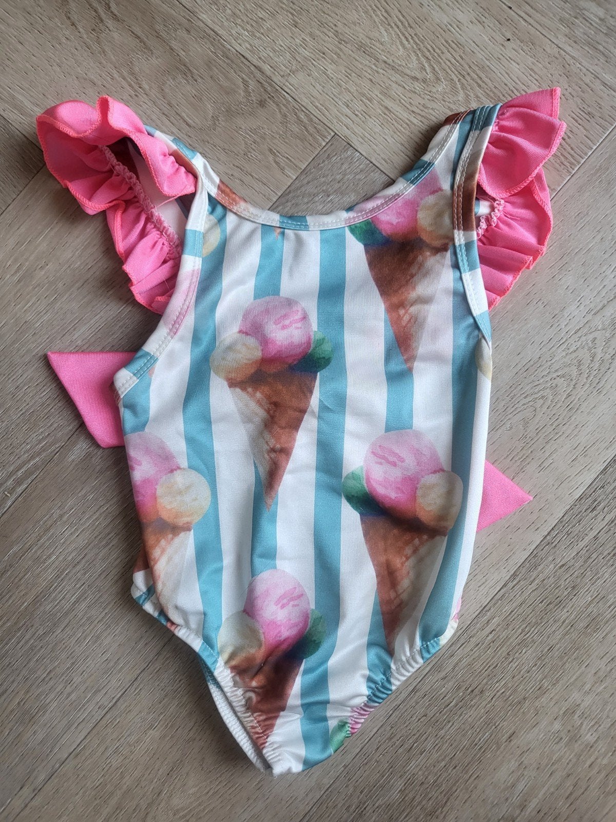 Leuk badpakje met ijsjesprint en roze ruches - Maat 90, Meisje, Badpak, Ophalen of Verzenden, Zo goed als nieuw