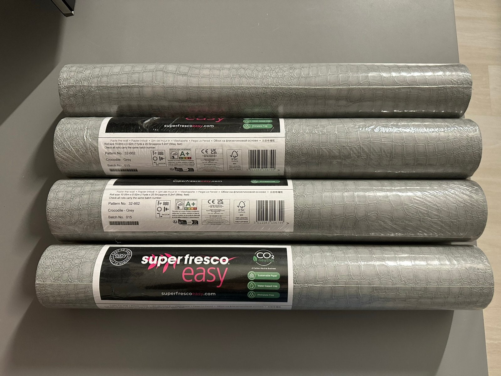 4 nieuwe rollen Superfresco Easy “Crocodile Grey”, Overige merken, Modern, Ophalen of Verzenden, Grijs