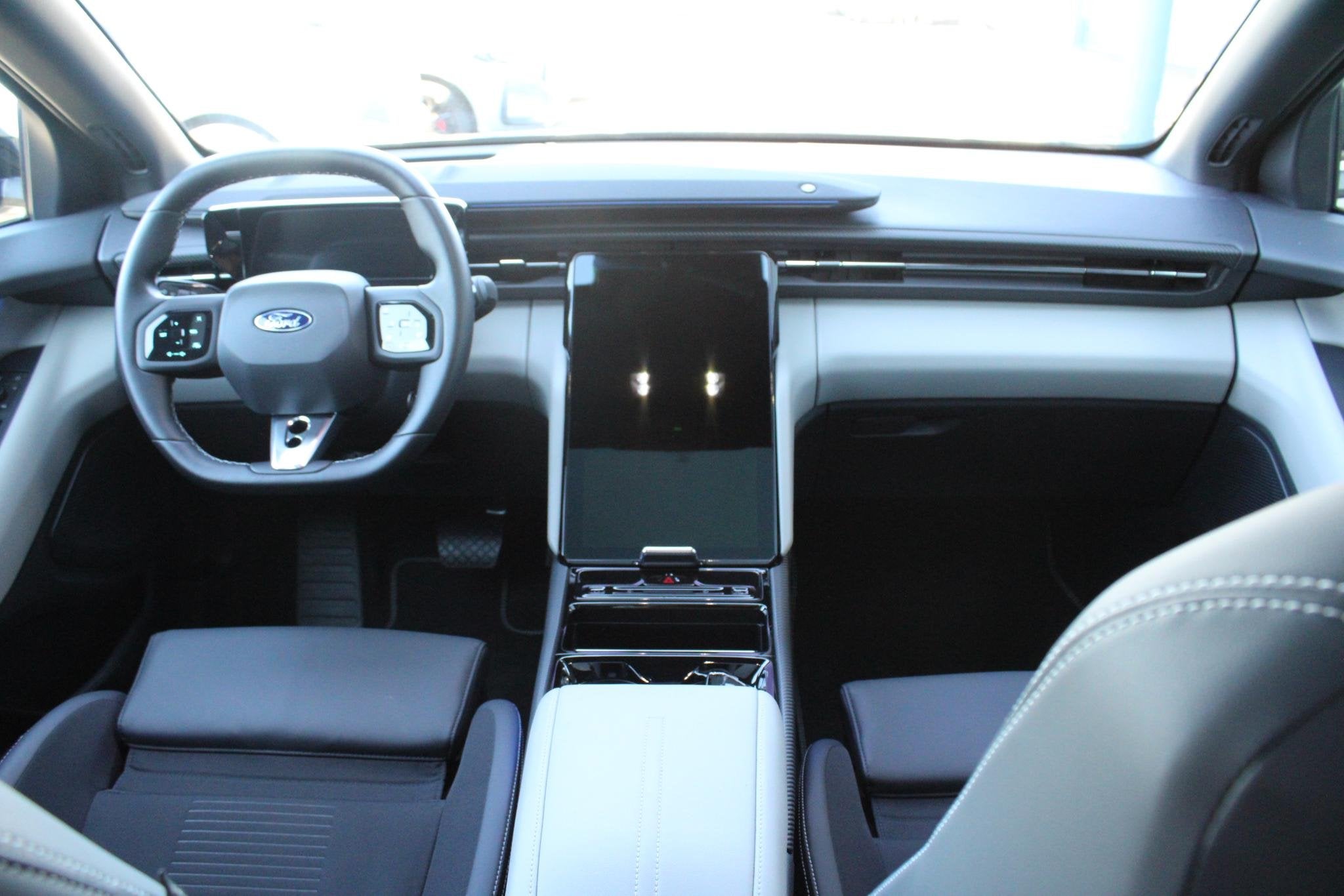 Ford Capri Extended Range AWD 79 kWh 340pk | AGR stoelen | W, Auto's, Automaat, Dealer onderhouden, Gebruikt, Leder en Stof