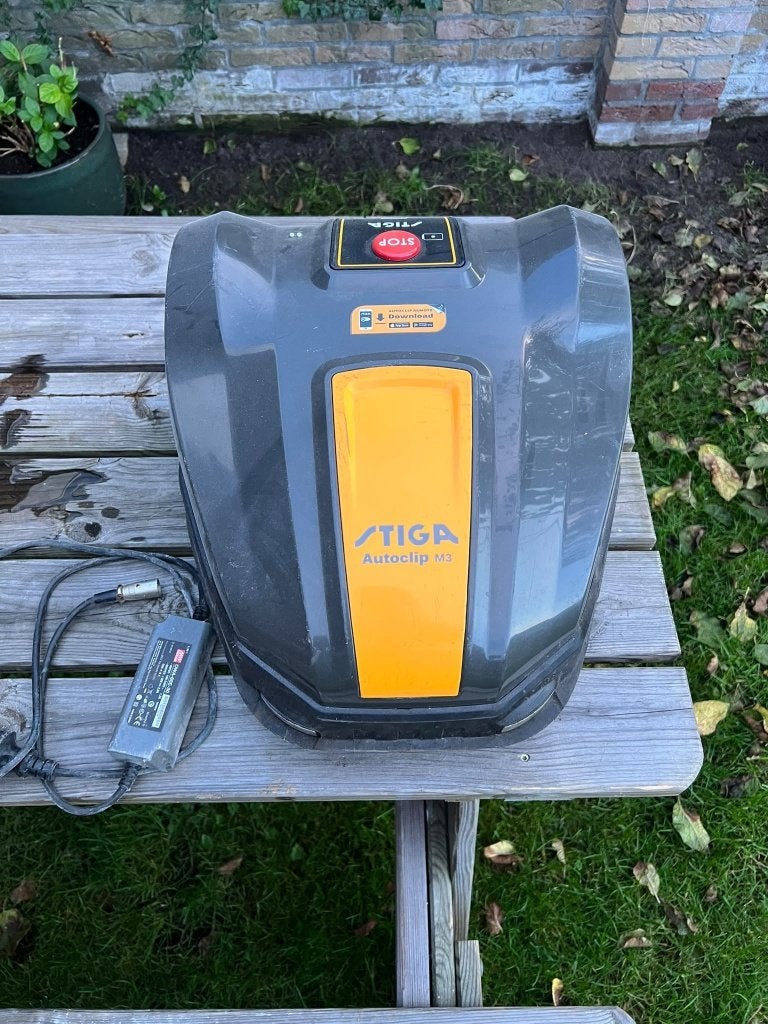 STIGA Autoclip M3 robotmaaier inclusief laadstation, Tuin en Terras, Ophalen, Gebruikt, Minder dan 20 cm, Stiga
