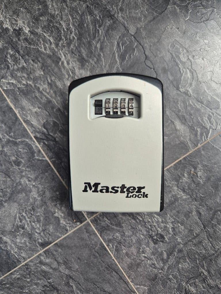 Master Lock sleutelkluisje van metaal met cijferslot, Doe-het-zelf en Verbouw, Hang- en Sluitwerk, Ophalen of Verzenden, Zo goed als nieuw