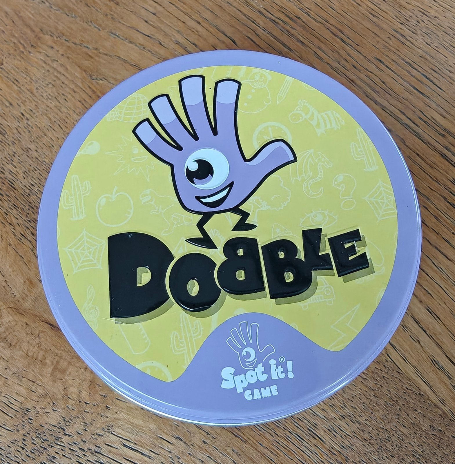 Dobble Spot It! kaartspel in blik - Zo goed als nieuw, Hobby en Vrije tijd, Gezelschapsspellen | Overige, Een of twee spelers