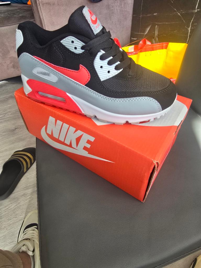 Nike air, Ophalen of Verzenden, Zo goed als nieuw, Sneakers of Gympen