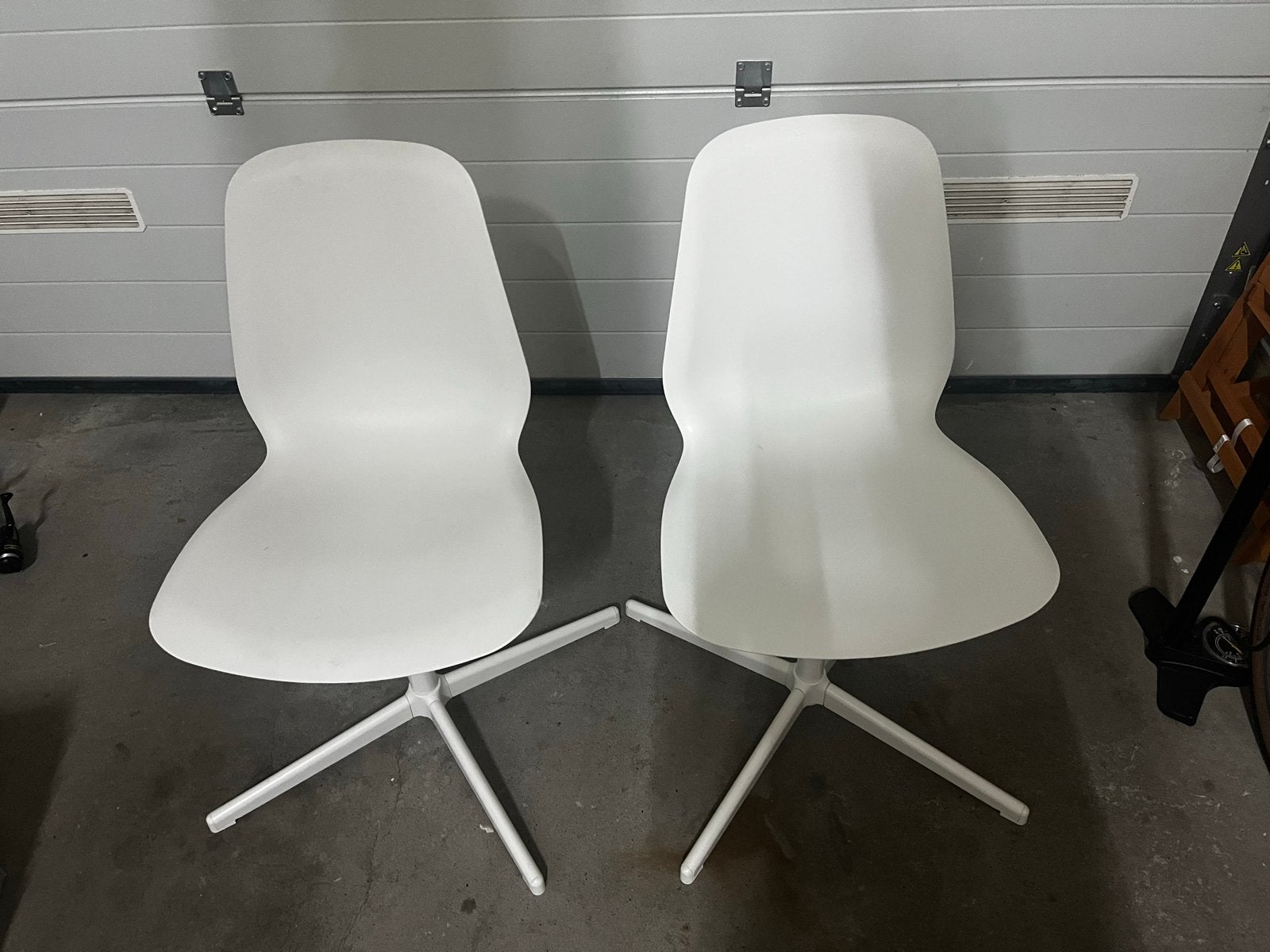 2 witte draaibare stoelen - nog in goede staat, Ophalen, Kunststof, Gebruikt, Twee