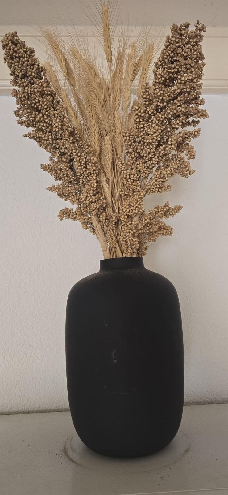 Mooie zwarte vaas met een bos droogbloemen, Ophalen