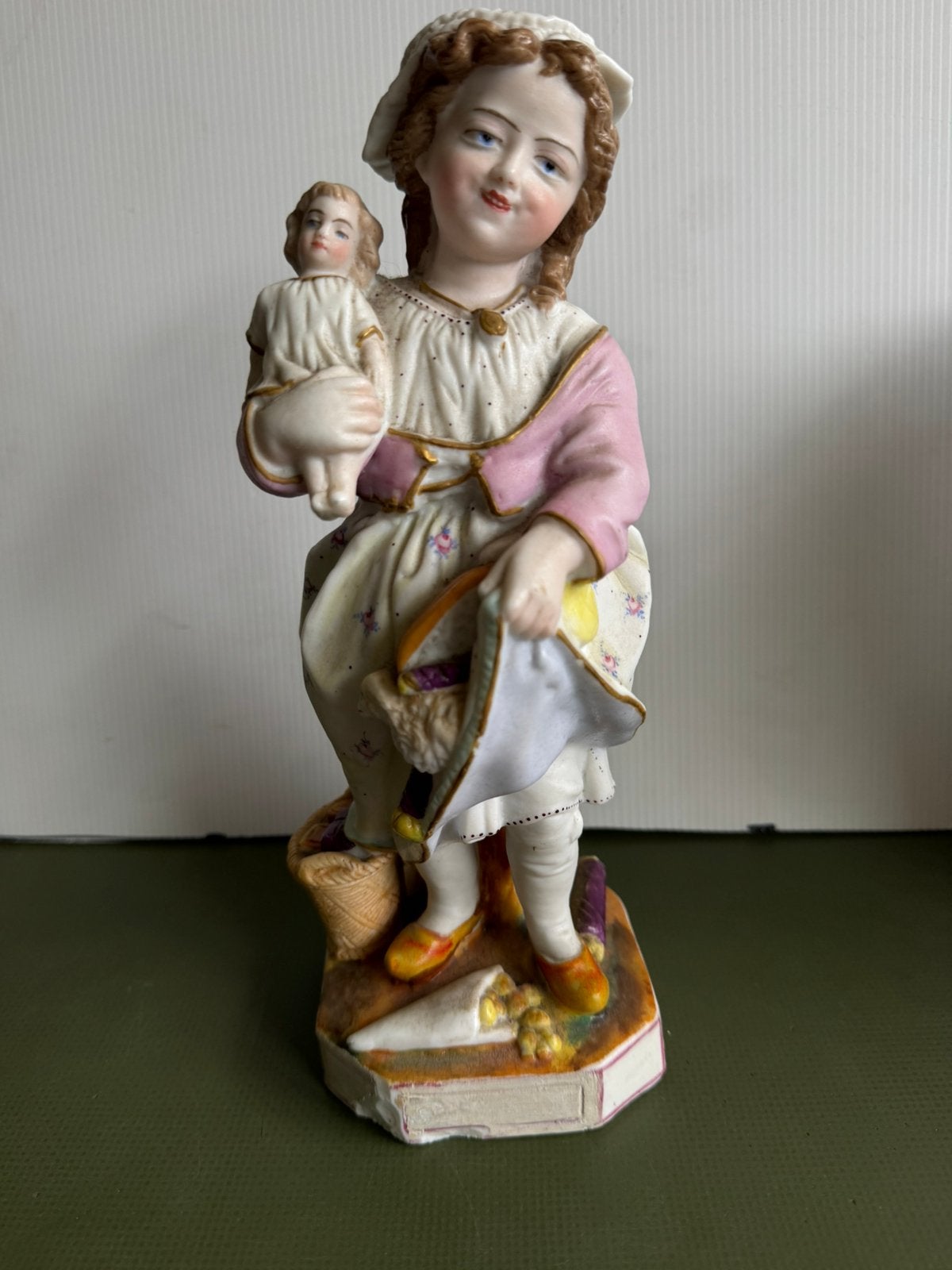 Biscuit beeld - herderin met lam en pop, Antiek en Kunst, Antiek | Porselein, Ophalen of Verzenden