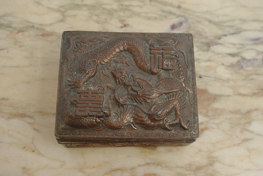 Doos met draken reliëfs, Antiek en Kunst, Ophalen of Verzenden, Overige typen