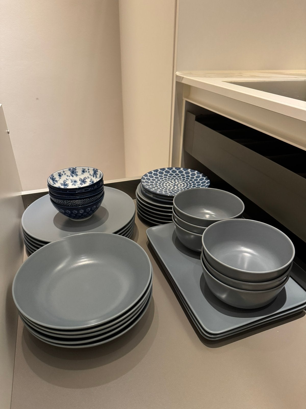 Blauw/grijze volledige servies set, Huis en Inrichting, Keuken | Servies, Ophalen, IKEA, Zo goed als nieuw, Bord(en)
