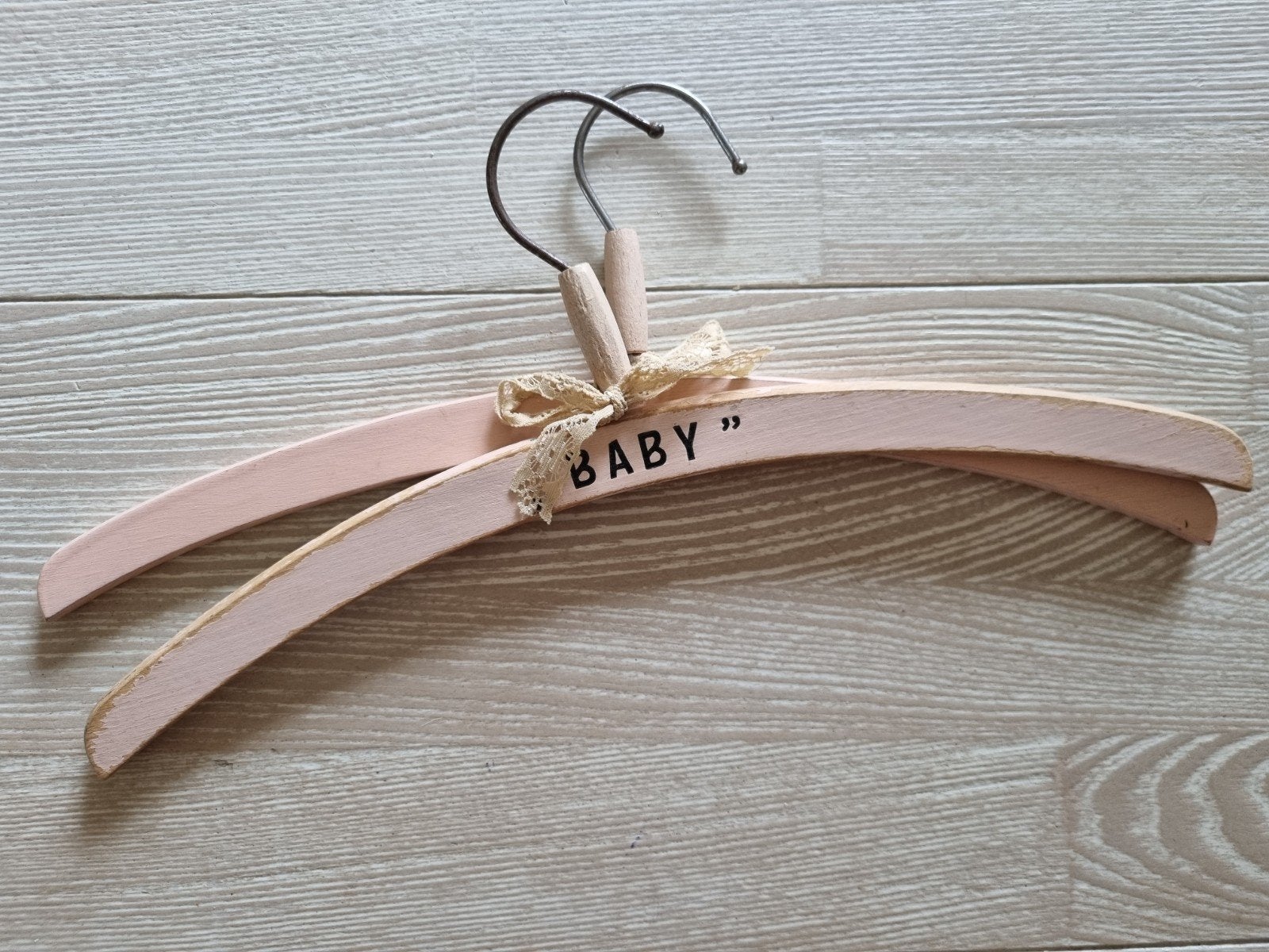 Twee vintage houten roze baby kledinghangertjes, Kleding | Dames, Kledinghangers, Ophalen of Verzenden, Gebruikt, Hout, Kinderen