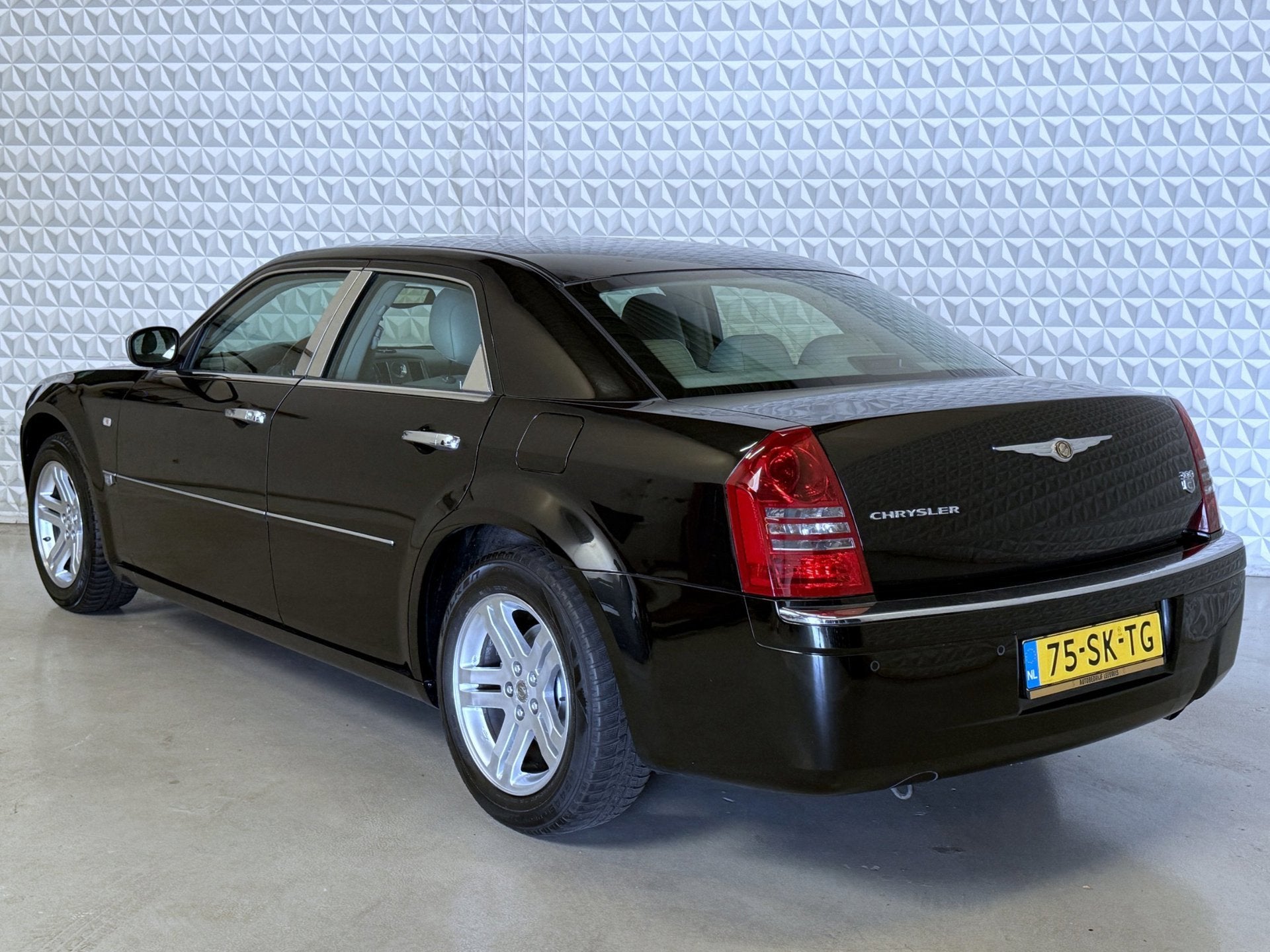 Chrysler 300C 2.7 V6 voor Export, Handel of Handige Harry! (, Auto's, Automaat, Gebruikt, Zwart, Bedrijf