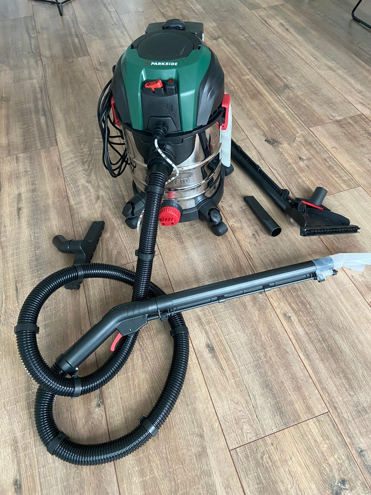 TE HUUR TAPIJTREINIGER. (NIET TE KOOP), Ophalen, Zo goed als nieuw