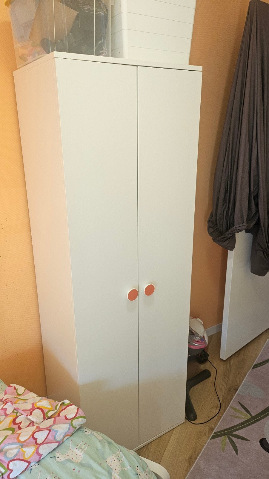 Witte kledingkast met twee deuren en hangruimte, Huis en Inrichting, Kasten | Kledingkasten, Ophalen, Met deur(en), Gebruikt, Modern, functioneel