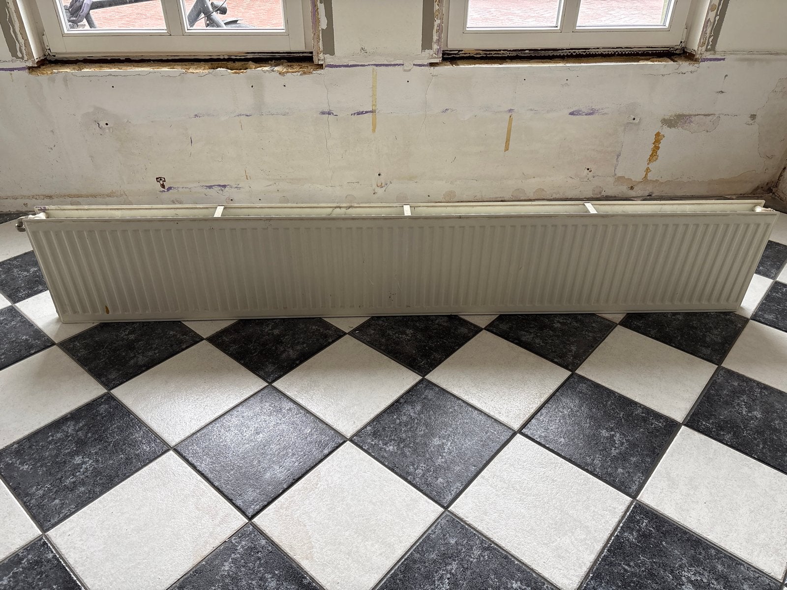 Lange gebruikte radiator, ideaal voor grote ruimtes, Doe-het-zelf en Verbouw, Verwarming en Radiatoren, Ophalen, 30 tot 80 cm