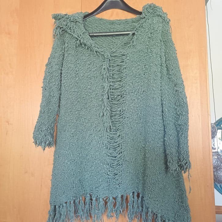 Unieke handgeweven vest met capuchon en franjes, Ophalen of Verzenden, Onbekend, Maat 34 (XS) of kleiner, Gedragen