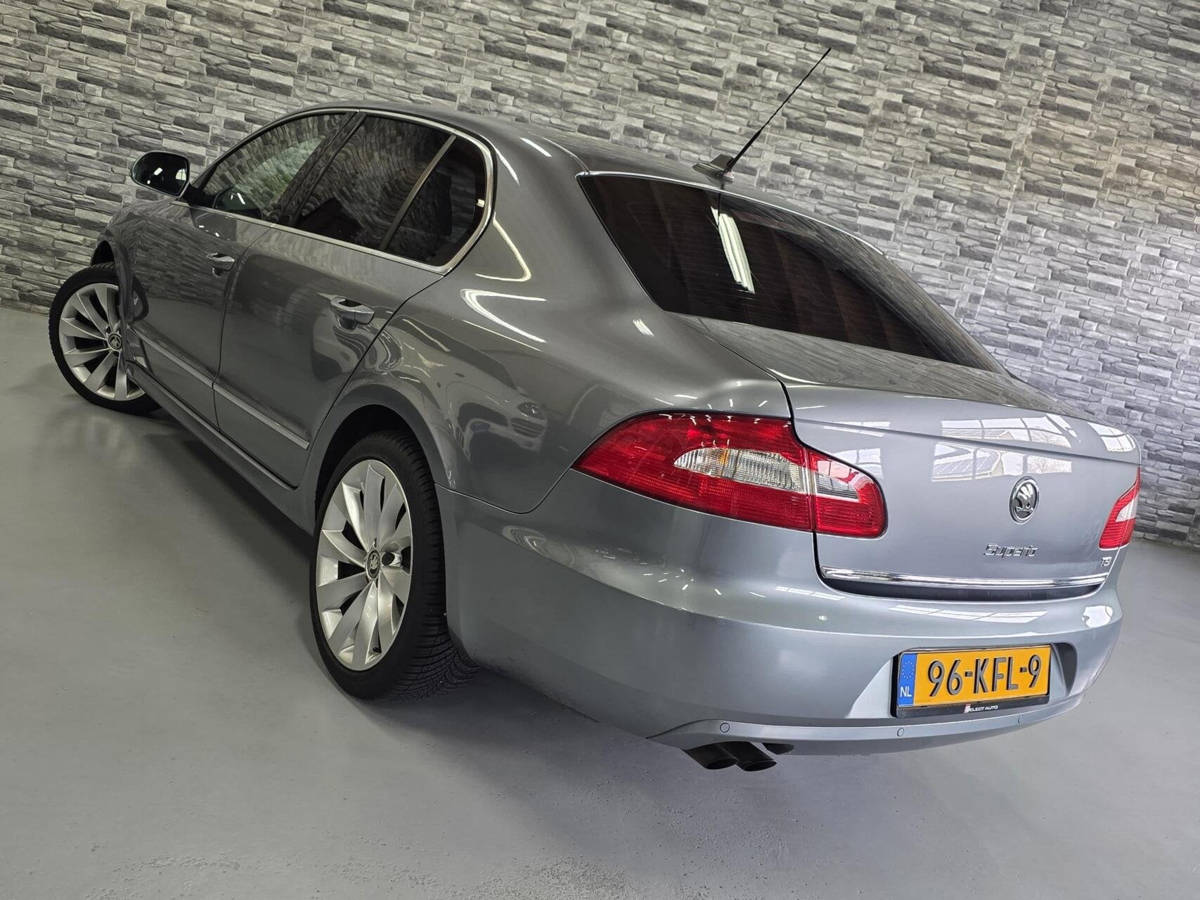 Skoda Superb 1.4 TSI Ambition *Bluetooth*Navi*PDC*Trekhaak!, Voorwielaandrijving, Gebruikt, 4 cilinders, Origineel Nederlands