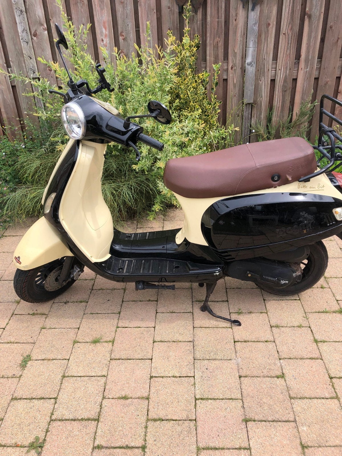 Zwarte/beige AGM scooter, zo goed als nieuw, Fietsen en Brommers, Ophalen, Gebruikt, AGM