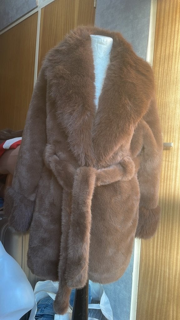 Elegante bruine faux fur winterjas met strikriem (One Size), Kleding | Dames, Ophalen of Verzenden, Nieuw, Maat 38/40 (M), Overige kleuren