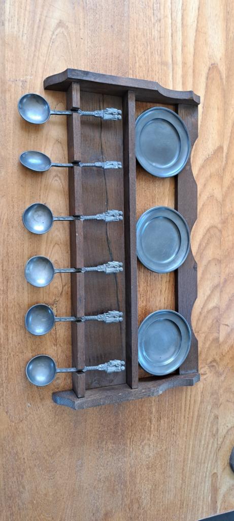 Bord met tinnen bordjes en lepels, Ophalen of Verzenden