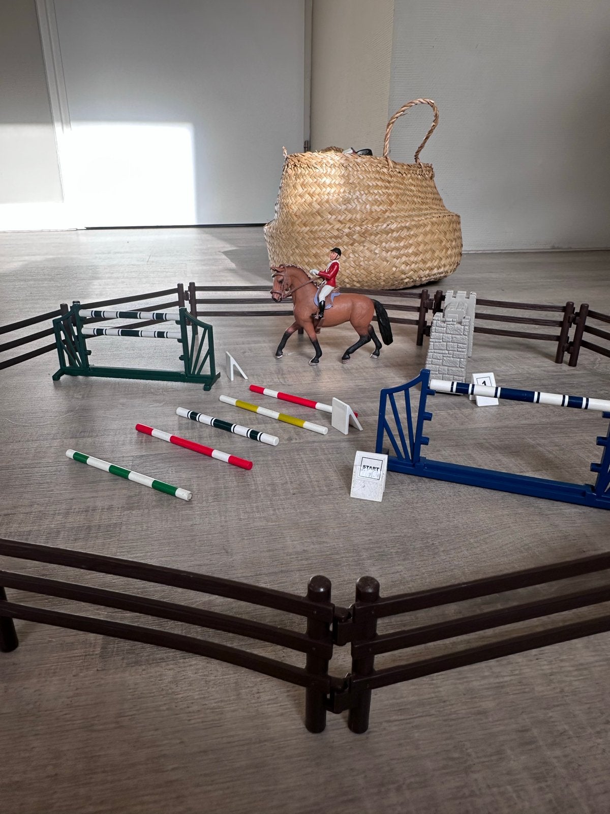 Grote Schleich paardenset met hindernissen en figuren, Ophalen of Verzenden, Gebruikt, Jongen of Meisje