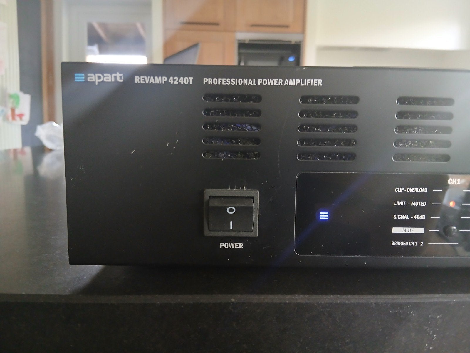 Apart REVAMP 4240T Professionele Eindversterker, Overige systemen, Zo goed als nieuw, 120 watt of meer, Ophalen