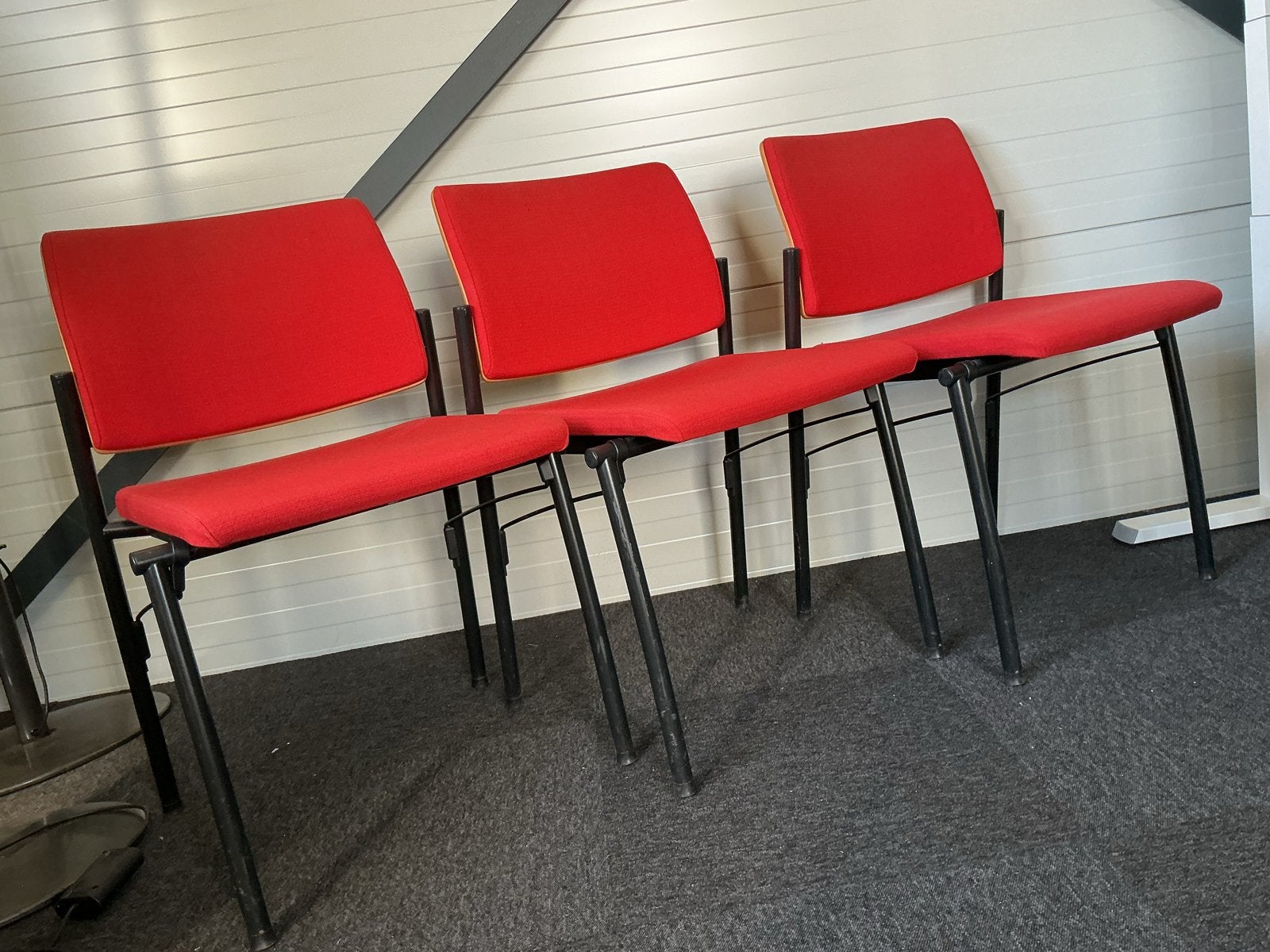 Ahrend gestoffeerde vergaderstoel, Ophalen, Drie, Zo goed als nieuw, Rood