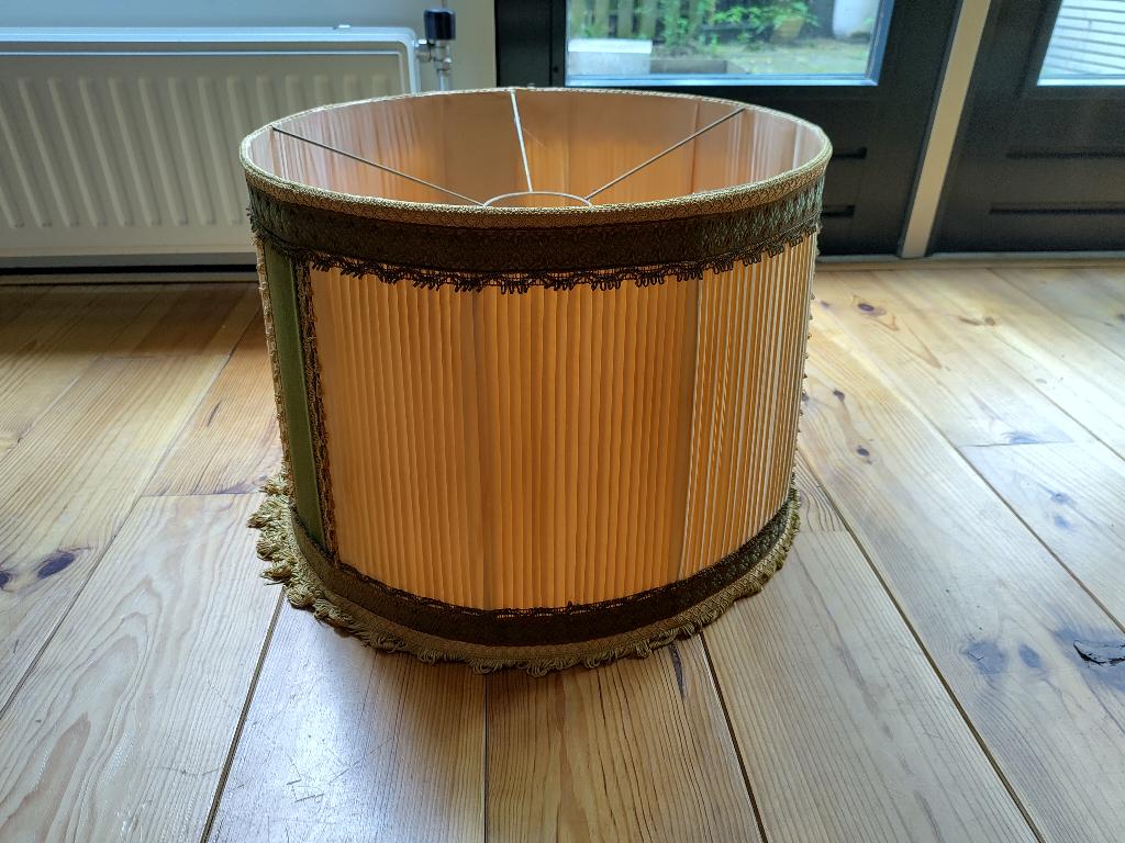 Geplooide vintage lampenkap met sierband en franjes, Ophalen, Gebruikt, 25 tot 50 cm, Rond