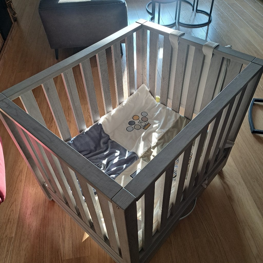 Kinderbox licht grijs met wieltjes en lade 75 euro, Kinderen en Baby's, Boxen, Ophalen, Gebruikt, Rechthoekig, In hoogte verstelbaar