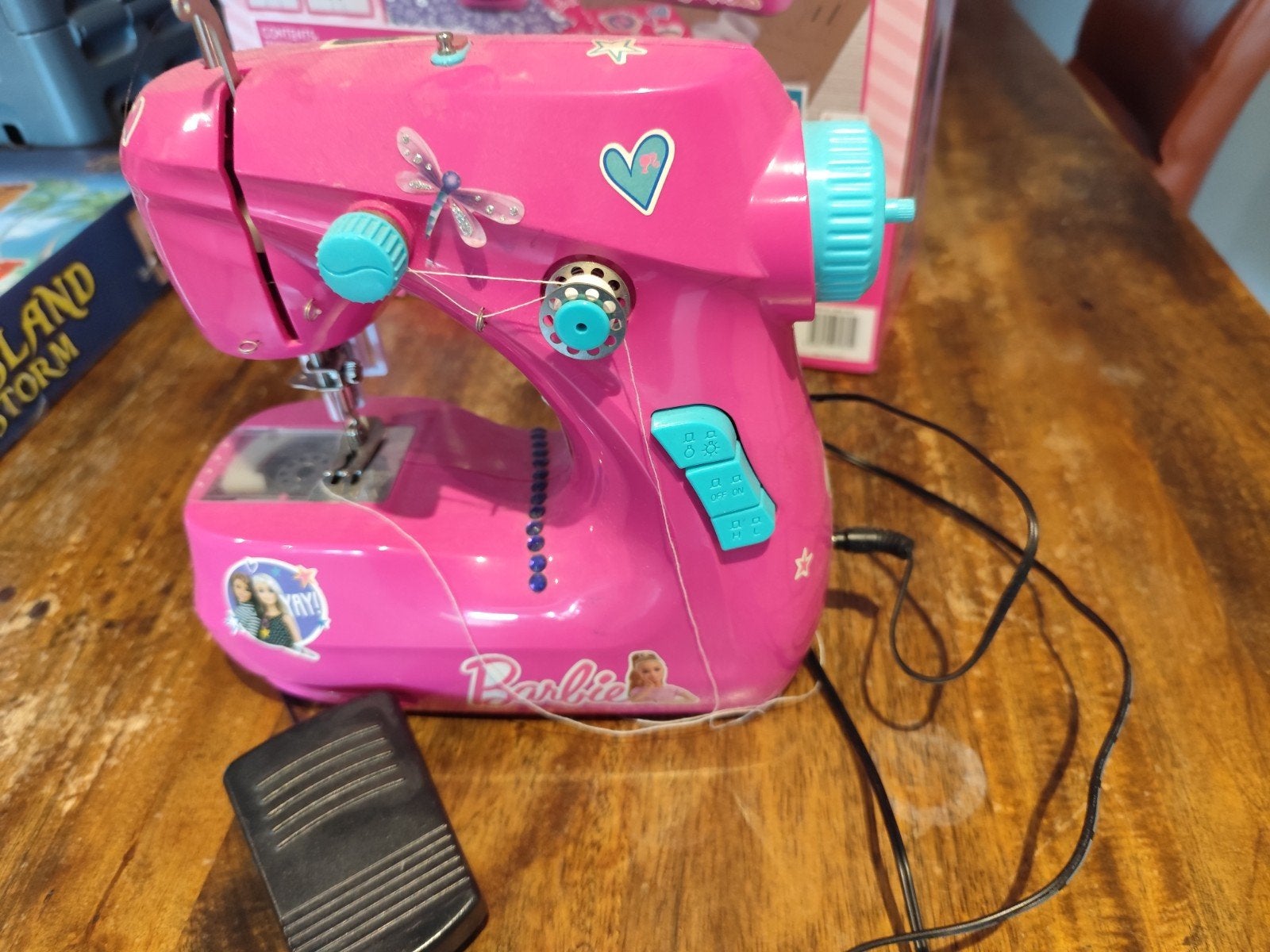 Gebruikte Barbie kinder naaimachine - werkt prima!, Hobby en Vrije tijd, Ophalen of Verzenden