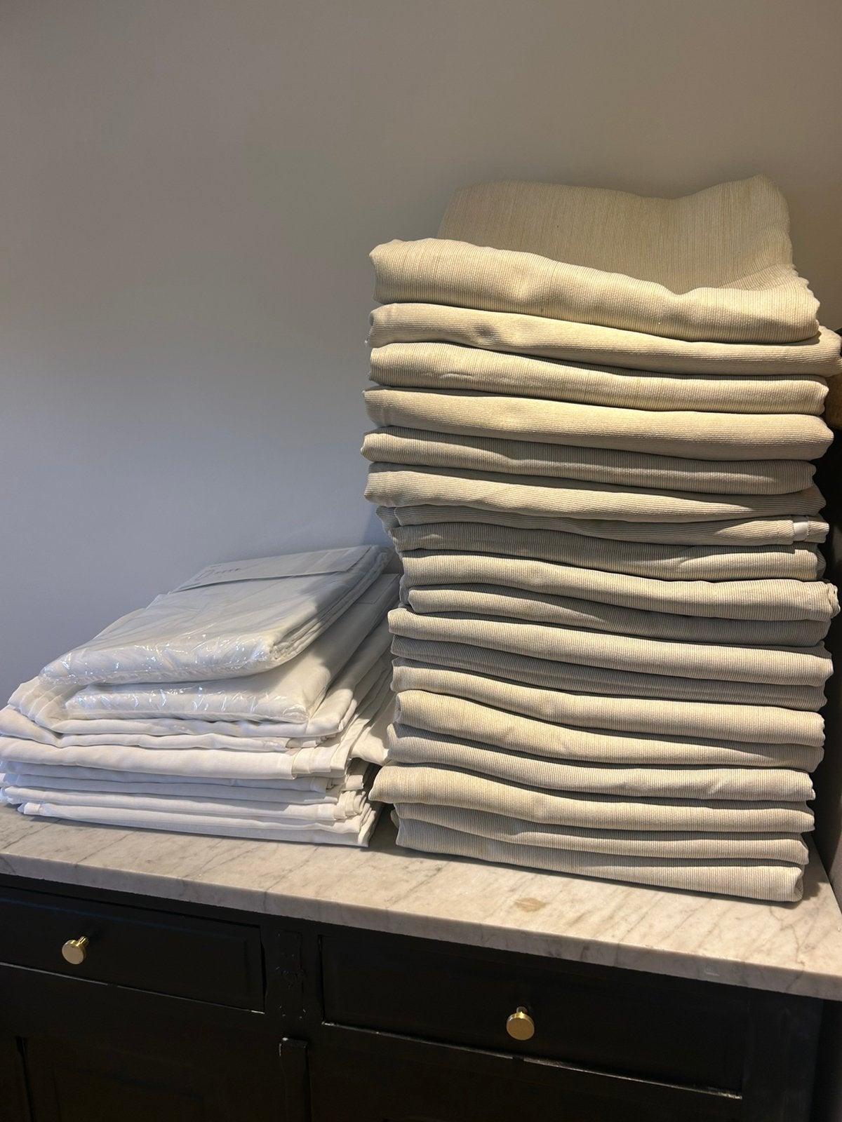 TE KOOP: 16 paar IKEA gordijnen 145x300cm + haakjes, Ophalen, Vitrage, Verduisterend, Beige