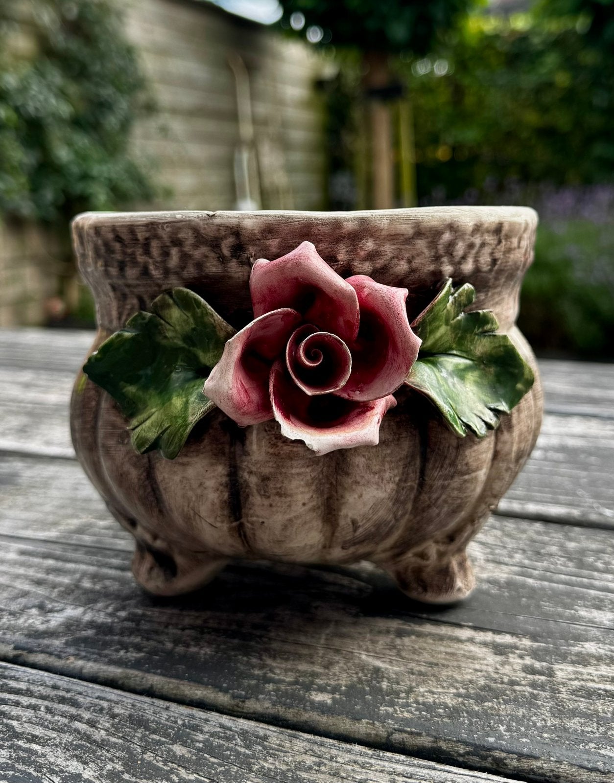 Vintage Italiaanse Capodimonte bloempot met 3D roos, Tuin en Terras, Bloempotten, Rond, Ophalen of Verzenden, Zo goed als nieuw