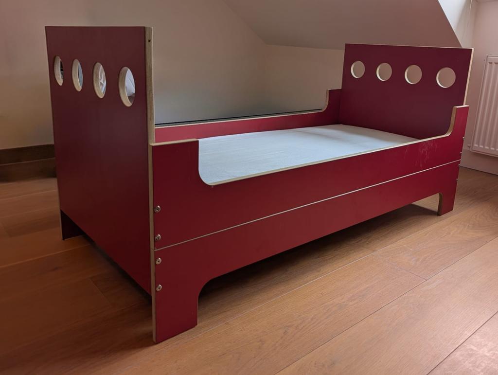 Kinderbed met matras, Huis en Inrichting, Slaapkamer | Bedden, Ophalen, 190 cm of minder, Zo goed als nieuw, Hout