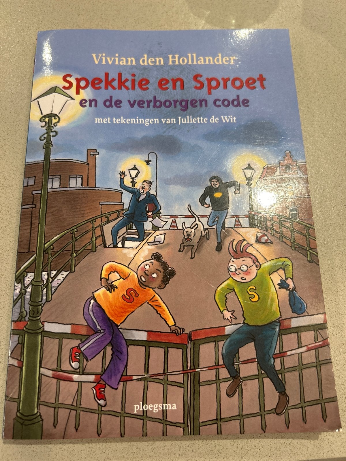 Spekkie en Sproet en de verborgen code - Vivian den Hollande, Ophalen of Verzenden, Zo goed als nieuw, Fictie algemeen
