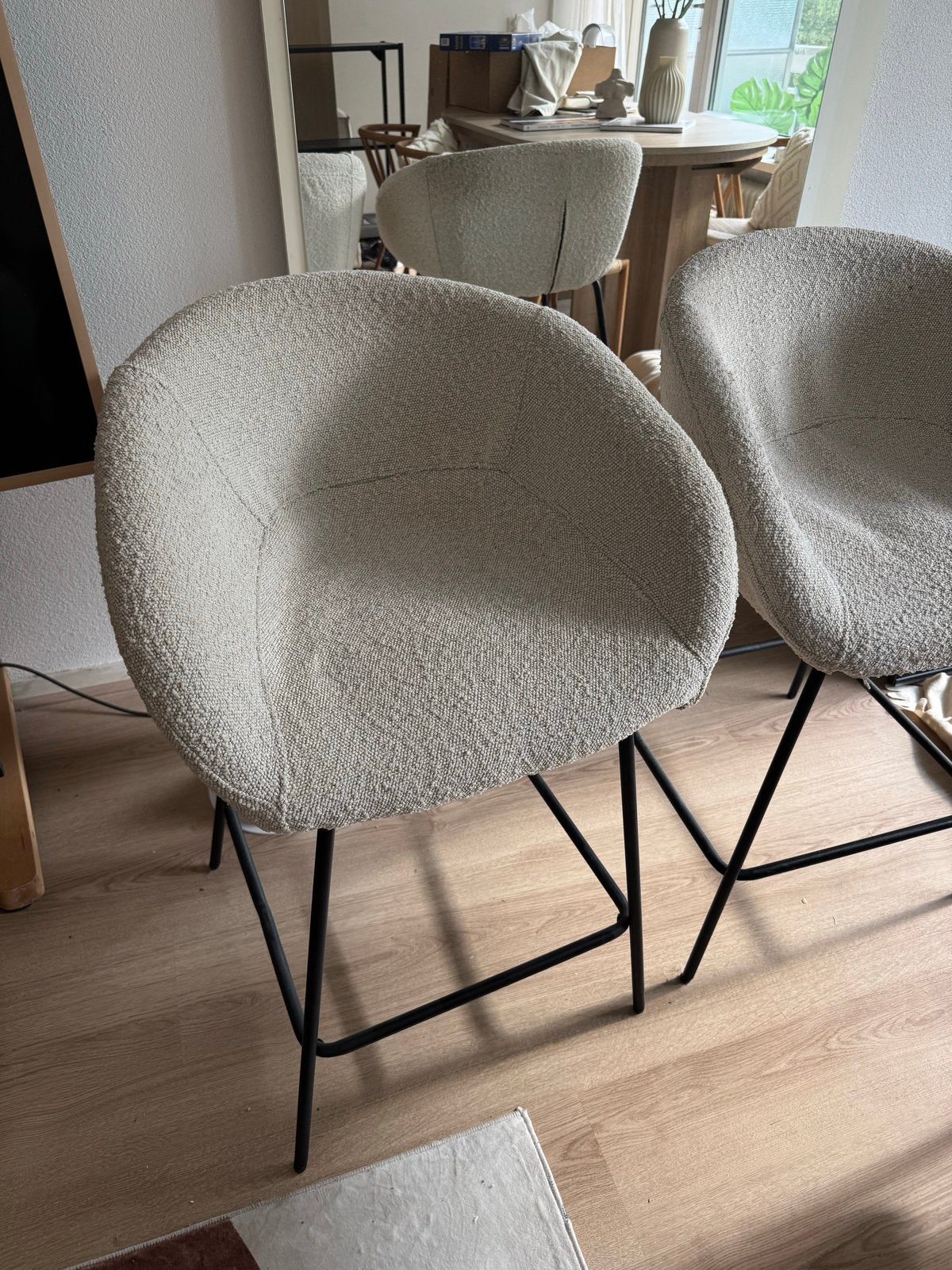 Set van 2 moderne stoelen - Bouclé stof, zwart metalen onder, Ophalen, Gebruikt, Twee, Overige kleuren