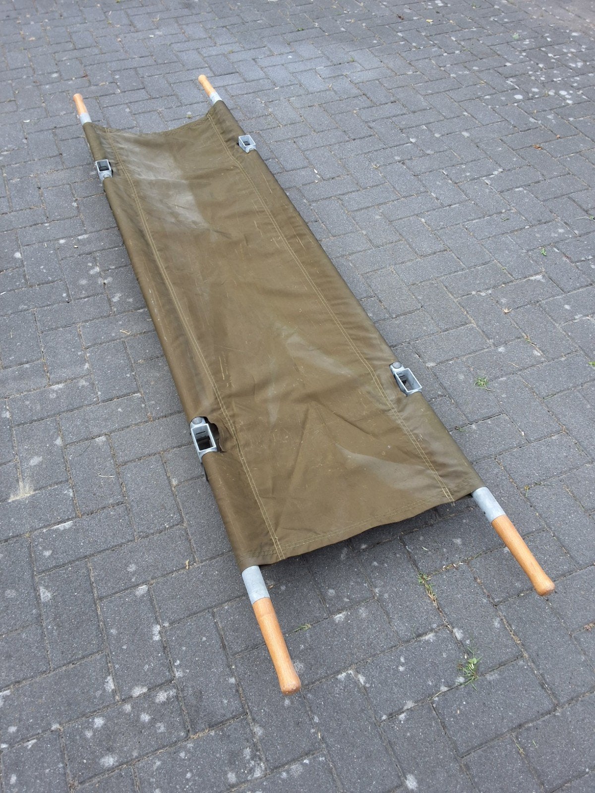 Brancard/ veldbed, Ophalen
