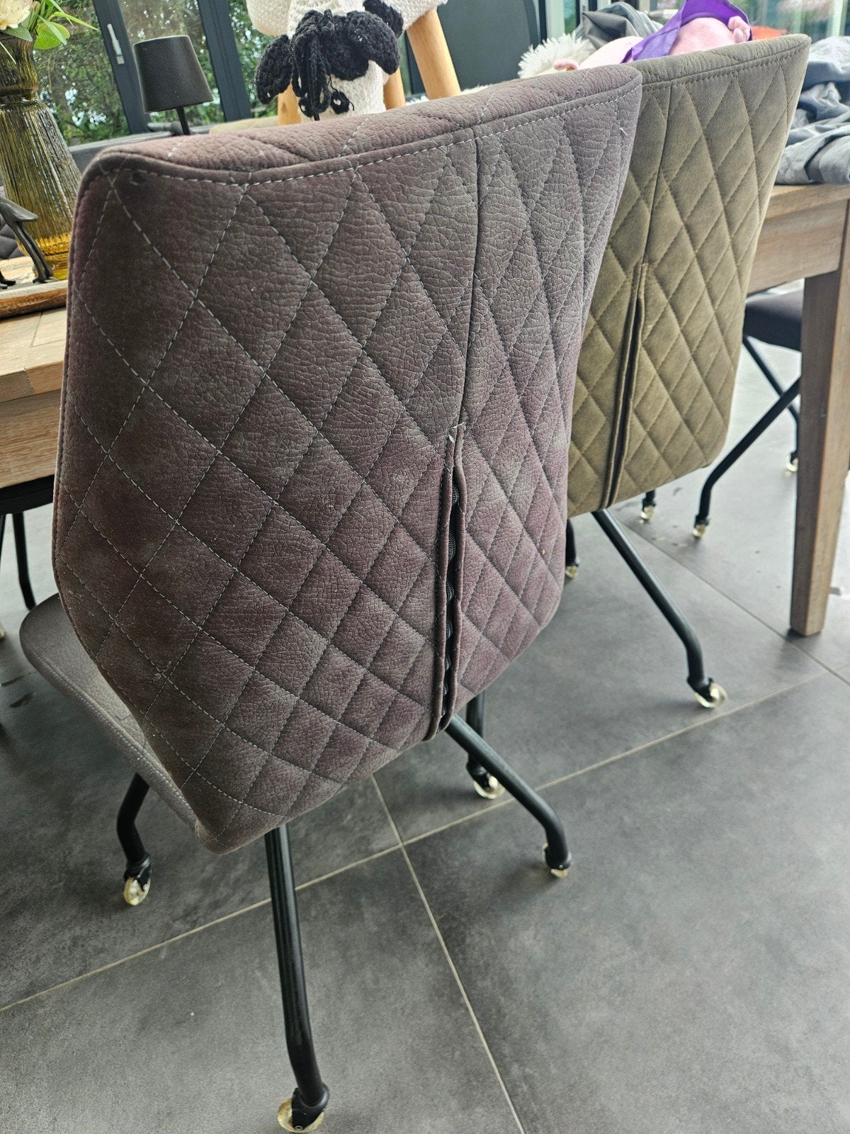 GEZOCHT 2 Stijlvolle eetkamerstoelen met ruitpatroon, Gebruikt, Twee, Overige kleuren, Ophalen of Verzenden