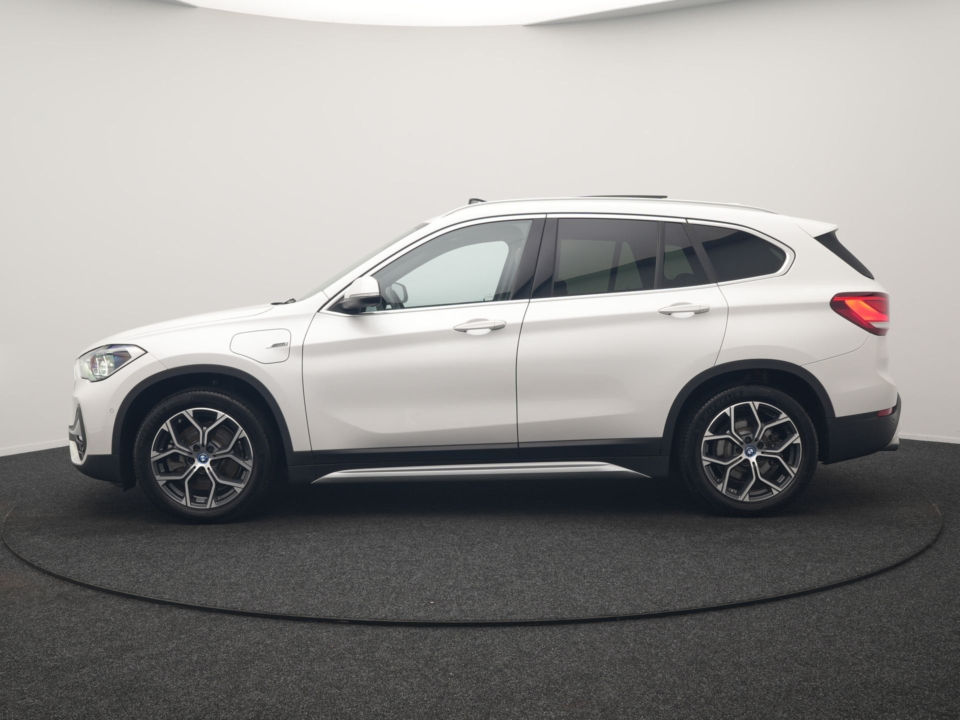 BMW X1 xDrive25e xLine PHEV 221pk Dealer O.H | Panodak | Ada, Auto's, Dealer onderhouden, Gebruikt, 750 kg, Wit