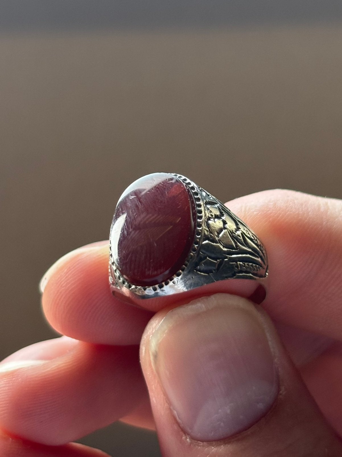 Zilveren ring met opvallende rode steen en handwerk, 19 tot 20, Ophalen of Verzenden, Zo goed als nieuw, Dame of Heer