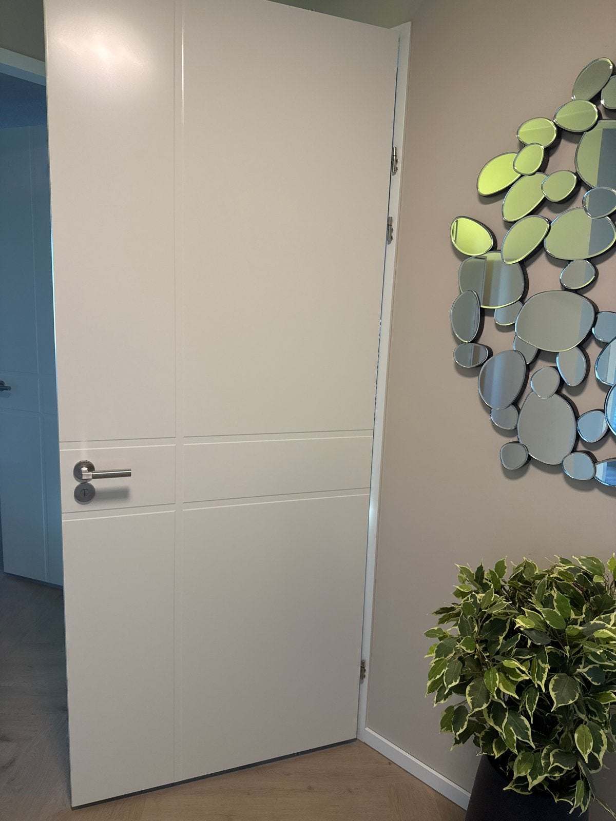 Nieuwe witte binnendeur met modern patroon (230,5x93 cm), Doe-het-zelf en Verbouw, Deuren en Horren, Ophalen, 80 tot 100 cm, 215 cm of meer
