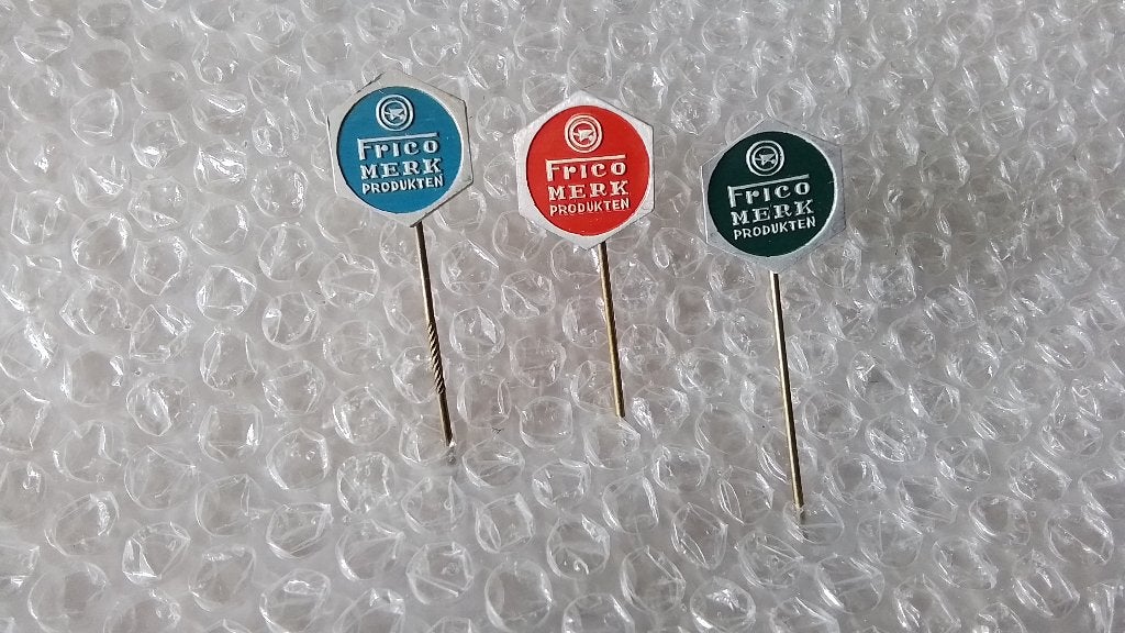 3 verschillende kleuren speldjes frico merk producten, Verzamelen, Ophalen of Verzenden, Zo goed als nieuw, Merk