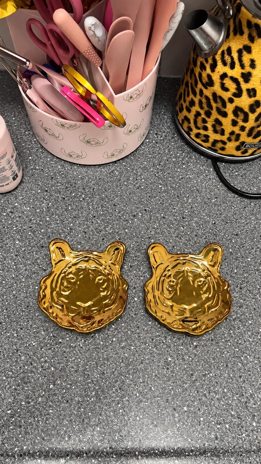 2x schaaltjes goud tijger hoofden, Overige merken, Nieuw, Ophalen of Verzenden, Schaal of Schalen