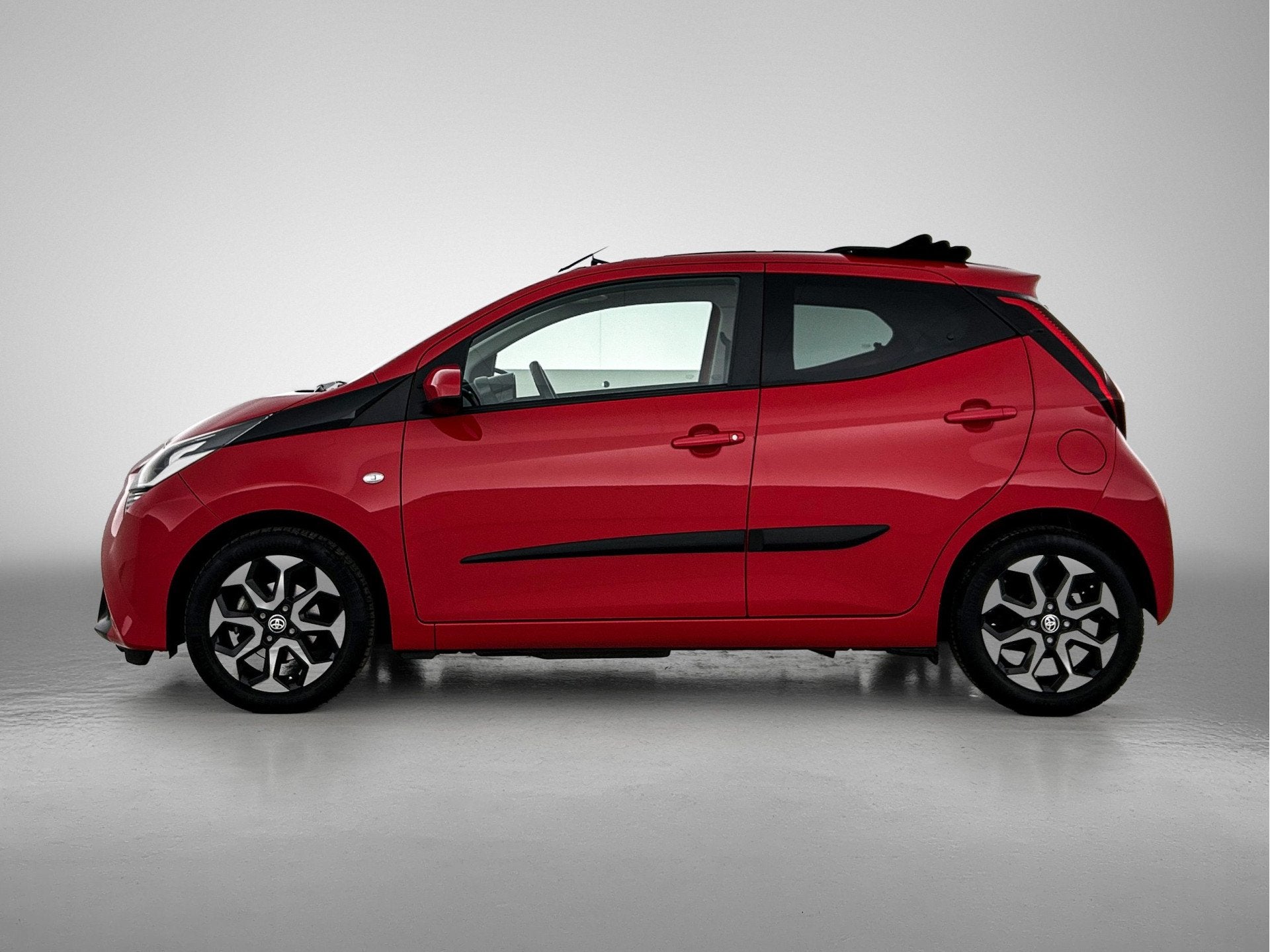 Toyota Aygo 1.0 VVT-i x-Joy Cabrio Dak | Dealer onderhouden, Voorwielaandrijving, 12 maanden, Stof, Gebruikt