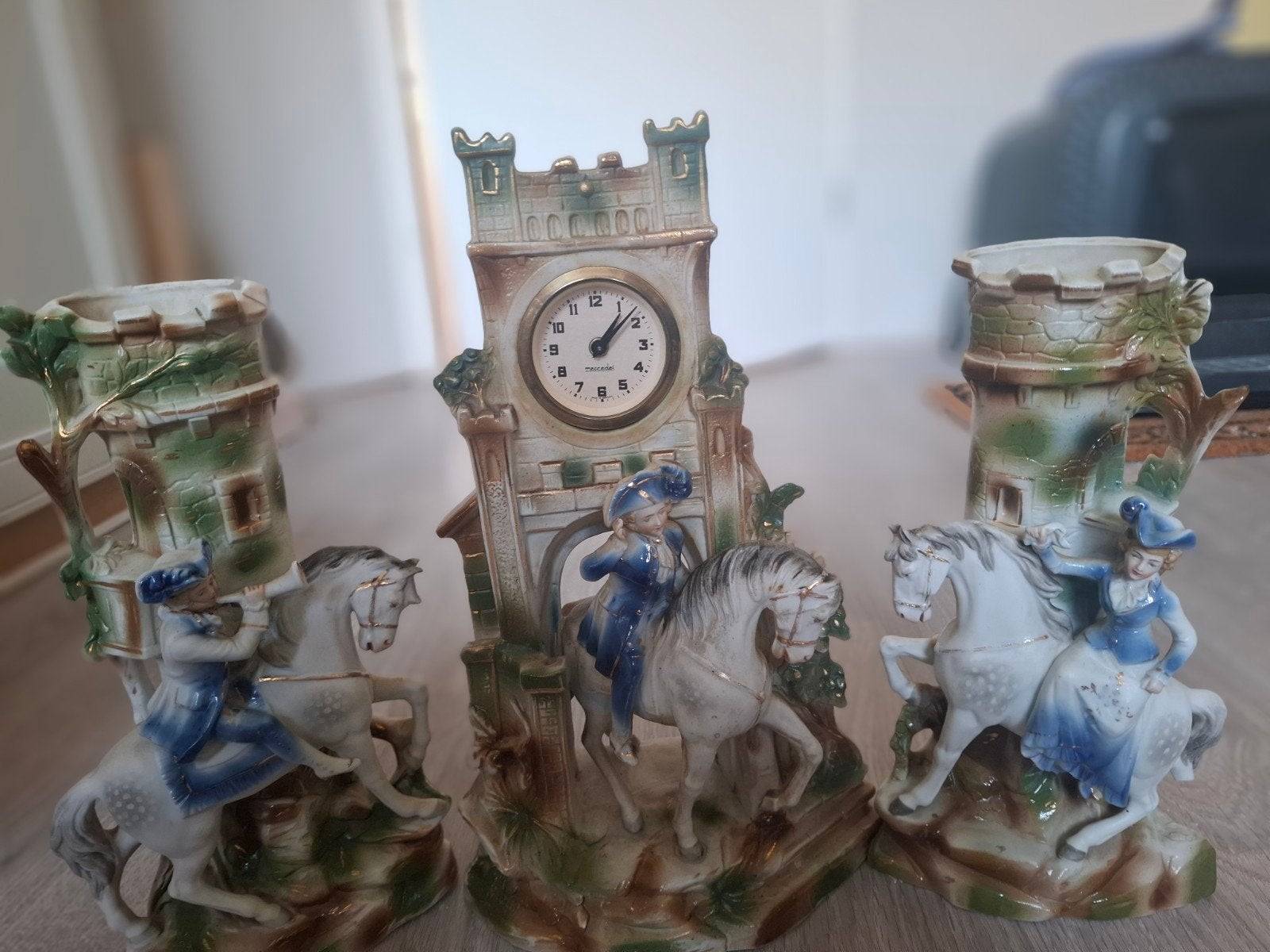 Antieke porseleinen klok en vazen set - Ruiter te paard, Antiek en Kunst, Ophalen of Verzenden