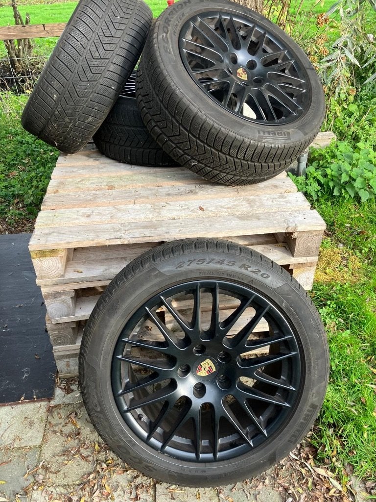 Porsche Cayenne 20" velgen met Pirelli winterbanden, Auto-onderdelen, Ophalen, Gebruikt, 275 mm, Banden en Velgen