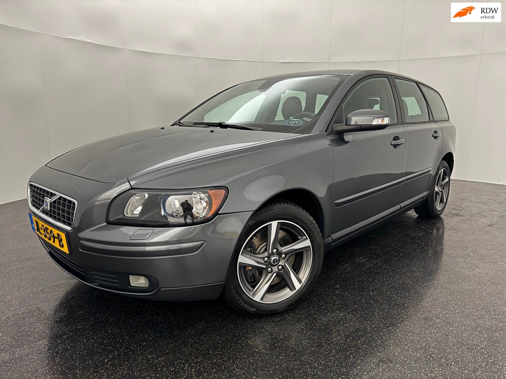 Volvo V50 2.5 T5 AWD Kinetic / YOUNGTIMER / Leder / Xenon, Auto's, Automaat, Gebruikt, Zwart, 700 kg