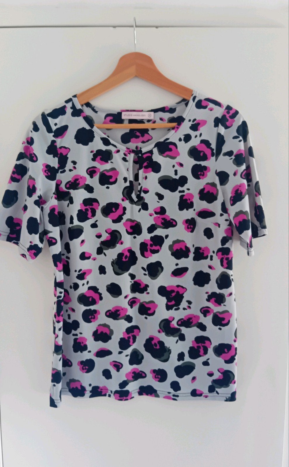 Studio Anneloes travel shirt grijs roze panterprint M, Maat 38/40 (M), Studio Anneloes, Ophalen of Verzenden, Zo goed als nieuw